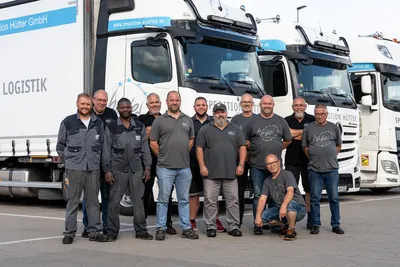 Fahrer- und Werkstattteam vor einem LKW